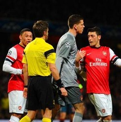 Mertesacker Anggap Szczesny Tak Layak Dikartu Merah