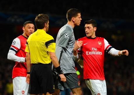 Mertesacker Anggap Szczesny Tak Layak Dikartu Merah