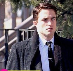 Saat Robert Pattinson Tampil Tanpa Kumis, Janggut, & Rambut Dibelah Pinggir