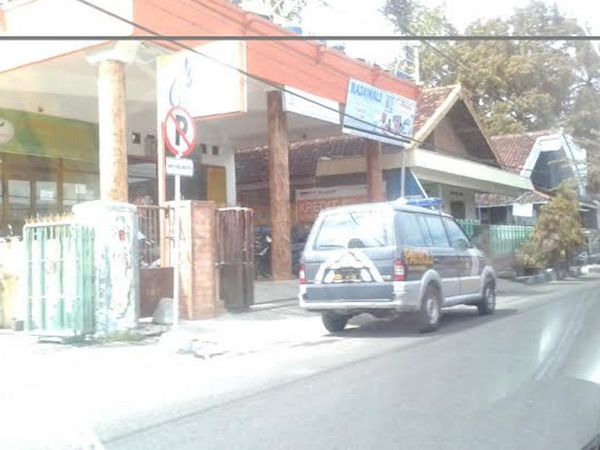 Ada Rambu Dilarang Parkir, Pak Polisi...