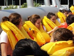 Mengintip Pramugari Cantik AirAsia Basah-basahan