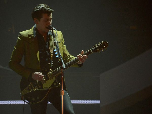 Aksi Panggung Arctic Monkeys di BRIT Awards 2014