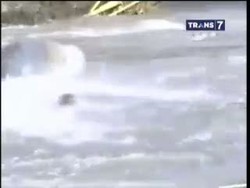 Evakuasi Pria yang Nyaris Hanyut Terseret Lahar Dingin Kelud