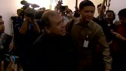 Sidang Perdana, Patrialis Akbar Temani Akil Mochtar