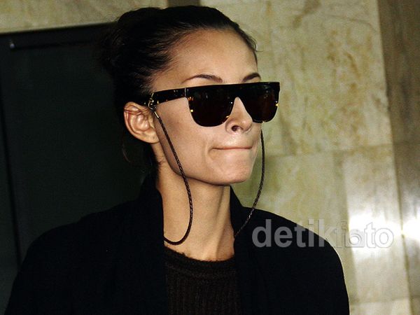 Artis Cantik Rebecca Diperiksa KPK