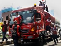 Demonstran Bajak Truk Pertamina