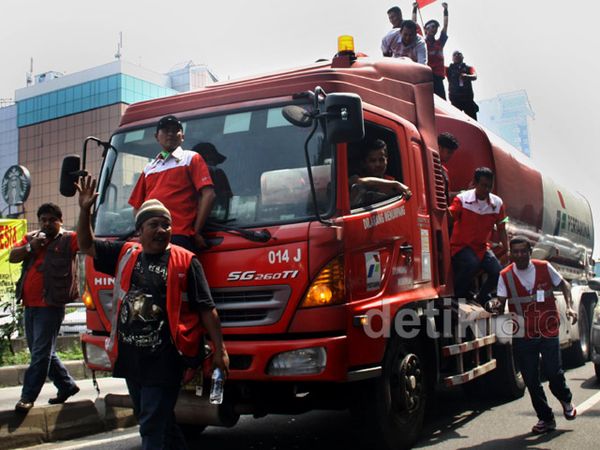 Demonstran Bajak Truk Pertamina