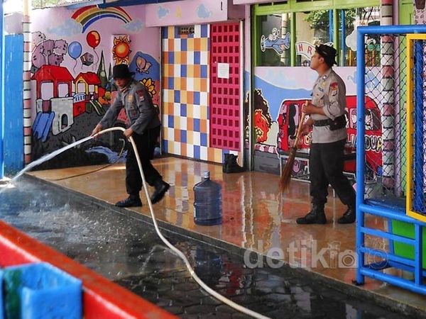 Brimob Bersihkan Sekolah dari Abu Kelud