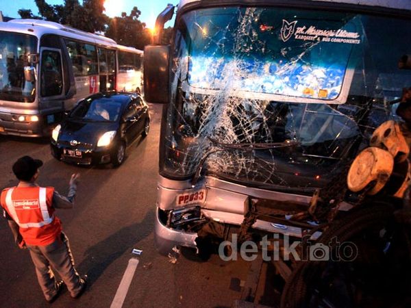 TransJ Tabrak Tiang Penunjuk Arah