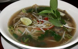 Pho Bar: Gurih Pekat Kaldu Sapi Dalam Semangkuk Pho yang Mantap