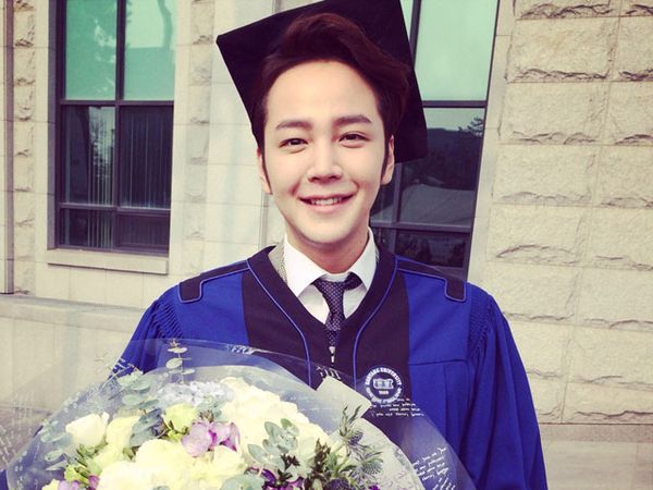 Lulus Kuliah, Jang Geun Suk Tebar Senyuman