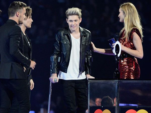 Niall One Direction Pakai Tongkat di BRIT Awards 2014
