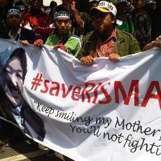 Warga Surabaya Turun Jalan Minta Risma Tidak Mundur dari Walikota