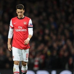 Dulu Kena Omel Mertesacker, Kini Oezil Berdebat dengan Flamini