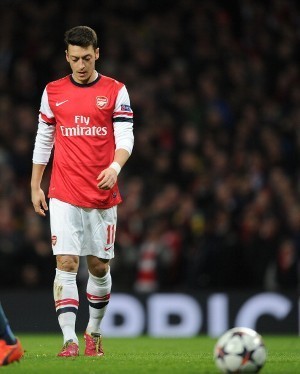 Dulu Kena Omel Mertesacker, Kini Oezil Berdebat dengan Flamini