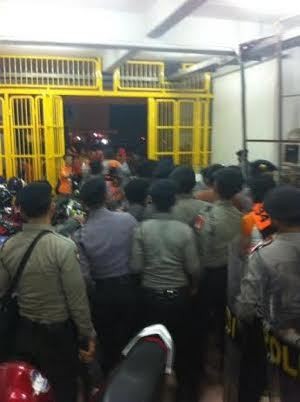 Protes Kebijakan Klub, Suporter Pusam Serbu Ruang Konferensi Pers Protes Kebijakan Klub, Suporter Pusam Serbu Ruang Konferensi Pers