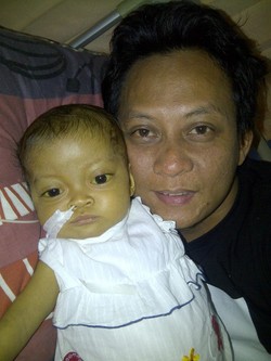 Melalui Kaus, Ayah Bayi dengan Atresia Bilier Ini Galang Dana