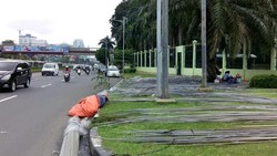 Besi Berserakan di Depan DPR Dipinggirkan, Lalu Lintas pun Jadi Lancar