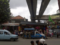 Satpol PP Tertibkan PKL di Jalan Depan Blok G Tn Abang, 80 Lapak Diangkut