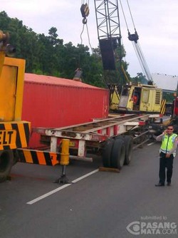 Kontainer Terguling di KM 43 Tol Cikampek, Lalu Lintas Macet Panjang