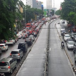 Kondisi Buncit-Mampang Pagi Ini: Macet dan Penumpang TransJ Menumpuk