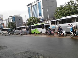 TransJ dan Kopaja AC Antre Panjang di Busway Buncit