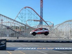 Pakai Chevy Aveo, Pria Ini Cetak Rekor Lompat Mundur Terjauh