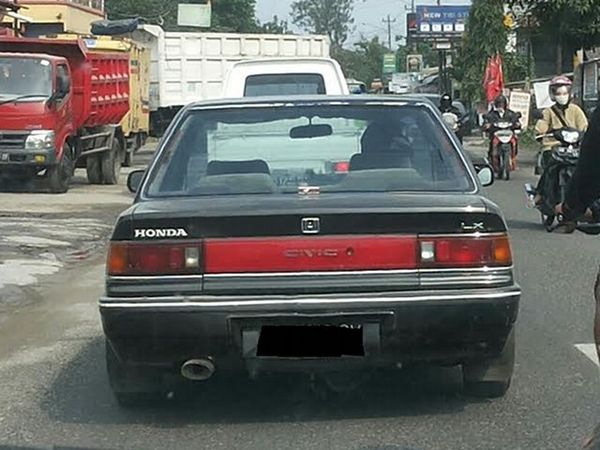 Naik Mobil Kok Pakai Helm?