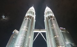 Gedung Petronas di Malam Hari, Cantiknya Bukan Main!