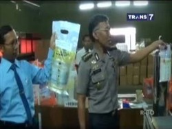 Polisi Musnahkan Ribuan Drigen Air Zam Zam Palsu