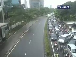 Material Truk Terguling, Jakarta Macet Total