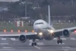 Video Pendaratan Pesawat Paling Seram