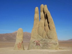 Ada Tangan Raksasa Menjulang di Gurun Pasir Chile