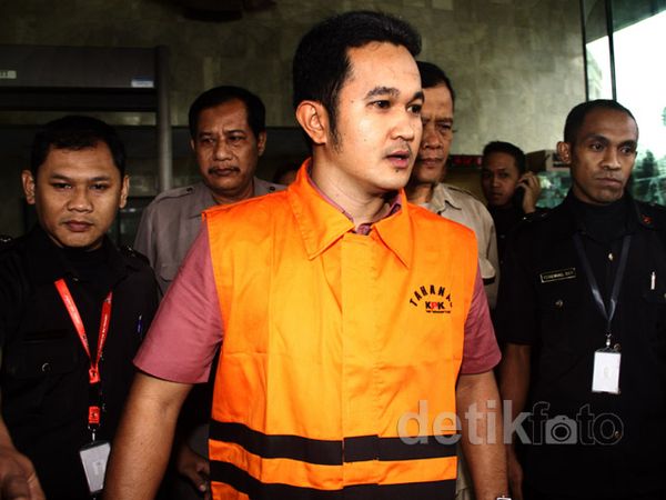KPK Tahan Ajudan Mantan Gubernur Riau 