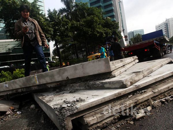 Beton Jatuh, Rasuna Said Macet