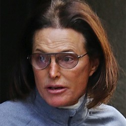 Krisis Identitas, Ayah Tiri Kim Kardashian Ingin Warnai Rambut