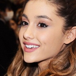 Ariana Grande Tuntut Blogger Perez Hilton