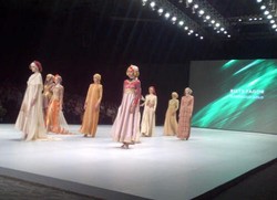 Risty Tagor & 16 Desainer Indonesia Rilis Busana Muslim Nan Glamour