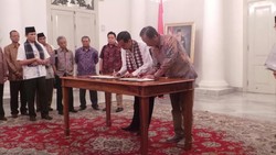 Rayuan Jokowi Tarik Foxconn ke Jakarta