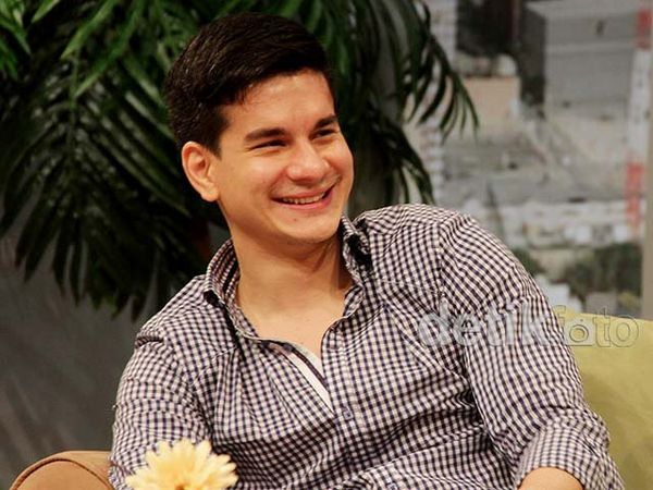 Gaya Steve Emmanuel Berkemeja