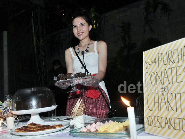 Si Cantik Olivia Jensen Jualan Kue