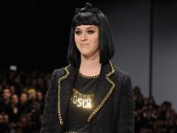 Lenggak-lenggok Katy Perry di Catwalk