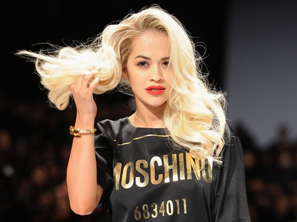 Rita Ora Berpose Bak Model di Catwalk