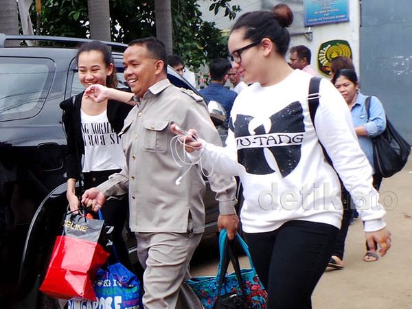 Zahwa dan Aaliyah Massaid Jenguk Angelina Sondakh