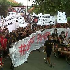 Diiringi Hujan, Ratusan Massa Mojokerto Fans Tuntut Bupati Mundur