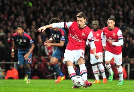 Performa Oezil Tengah Menurun, Mertesacker Membela