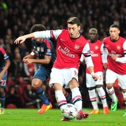 Performa Oezil Tengah Menurun, Mertesacker Membela