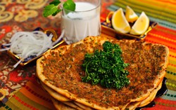 Lahmacun dan Fugazza, Pizza Enak a la Turki dan Argentina