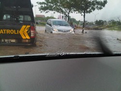 Hujan Deras Mengguyur, Akses Keluar Komplek Graha Raya Bintaro Tergenang