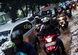 Jakarta Diguyur Hujan, Genangan Mulai Bermunculan